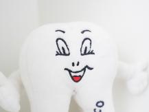 Freundlicher Plüsch-Zahn