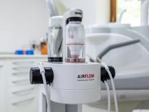 Airflow-Gerät zur professionellen Zahnreinigung in Zahnarztpraxis.