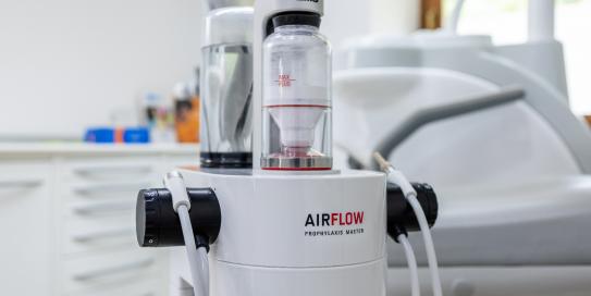 Airflow-Gerät zur professionellen Zahnreinigung in Zahnarztpraxis.
