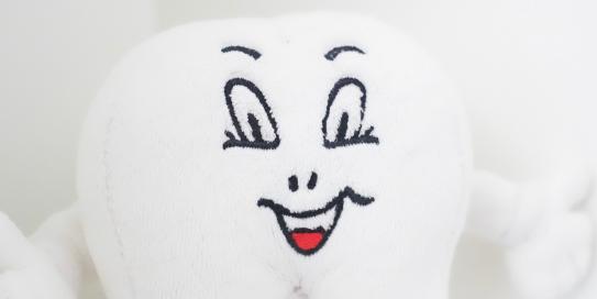 Freundlicher Plüsch-Zahn