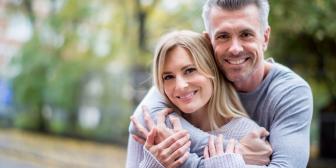 Pärchen umarmt sich